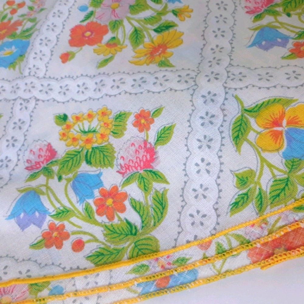 VTG ROUND FLORAL TABLECLOTH